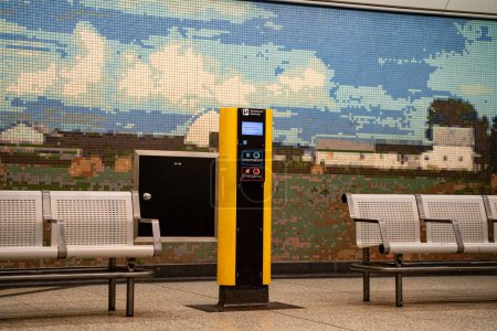 Foto de Asistencia Dispositivo de intercomunicación en la estación de metro. Toronto, Canadá - 14 de mayo de 2024. - Imagen libre de derechos