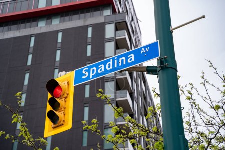 Spadina Avenue Schild in der Innenstadt von Toronto.