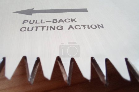 Téléchargez les photos : Gros plan d'une lame de scie à bois avec du texte - Tirez vers l'arrière Action de coupe. - en image libre de droit