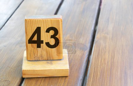 Téléchargez les photos : Priorité en bois numéro 43 sur un onglet planche. - en image libre de droit