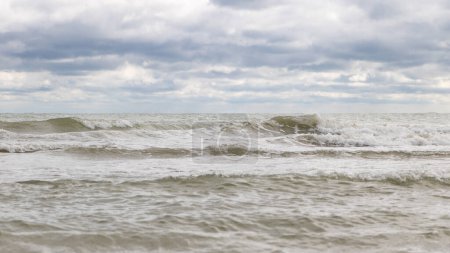 Téléchargez les photos : Mer Adriatique rivage sous ciel nuageux, vagues et éclaboussures d'eau. - en image libre de droit