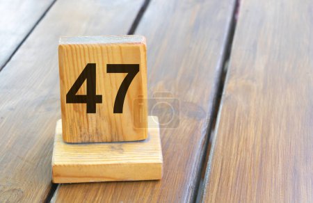 Holzpriorität Nummer 47 auf einer Planke.