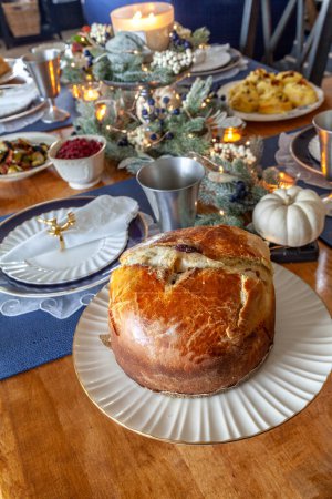 Foto de Panettone pan con cerezas y crema batida en una mesa de vacaciones en Navidad. - Imagen libre de derechos