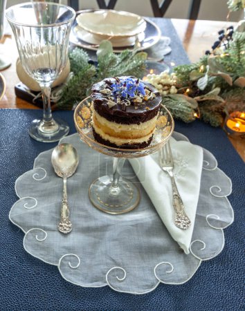 Schokoladenmousse-Dessert und Schlagsahne mit Goldstaub auf einer fantasievollen Kristallglasschale mit Goldätzung.