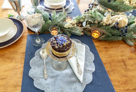 Foto de Postre de mousse de chocolate y crema batida con polvo de oro en un plato de cristal de lujo con grabado en oro. - Imagen libre de derechos