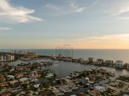 Vista aérea del cielo al atardecer de Vanderbilt Beach y el océano en Naples, Florida