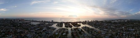 Sonnenuntergang Luftbild von Vanderbilt Beach und dem Ozean in Naples, Florida