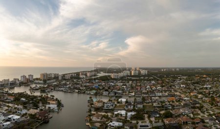 Coucher de soleil vue aérienne sur la plage de Vanderbilt et l'océan à Naples, Floride