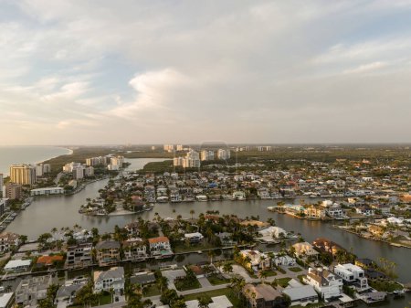 Vista aérea del cielo al atardecer de Vanderbilt Beach y el océano en Naples, Florida