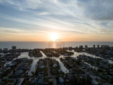 Sonnenuntergang Luftbild von Vanderbilt Beach und dem Ozean in Naples, Florida