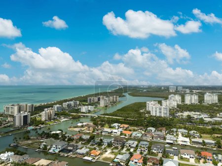 Luftaufnahme des Vanderbilt Beach und des Ozeans an einem sonnigen Tag in Naples, Florida