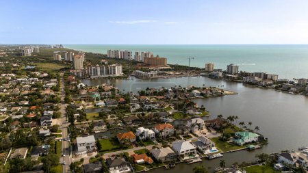 Luftaufnahme des Vanderbilt Beach und des Ozeans an einem sonnigen Tag in Naples, Florida