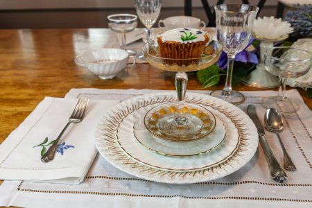 Gourmet-Cupcake in einem Kristallkompott in 24k Gold auf einem formellen Tisch zu Ostern.