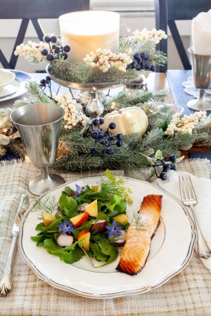 Téléchargez les photos : Salade de légumes verts bio aux fleurs pourpres de bourrache, roquette, radis et saumon sur un plat chinois raffiné à l'argenterie élégante. - en image libre de droit