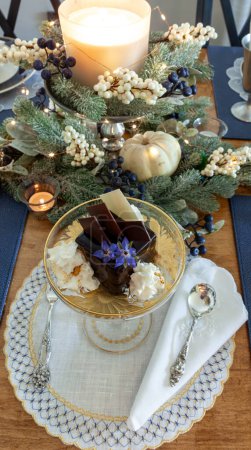 Téléchargez les photos : Dessert en mousse au chocolat et crème fouettée à la poussière d'or sur un plat en cristal de fantaisie avec gravure sur or. - en image libre de droit