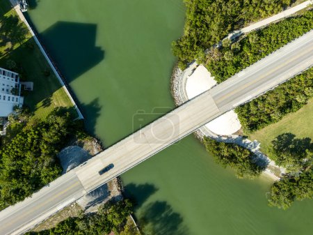 Brücke über einen Wasserweg entlang eines Strandes an der Golfküste in Naples, Florida 