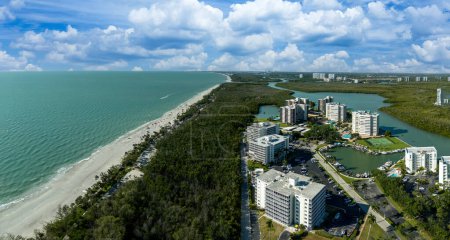 Blauer Himmel über dem Strand an der Golfküste in Naples, Florida