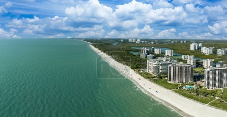 Cielo azul sobre la playa a lo largo de una playa de la costa del Golfo en Nápoles, Florida