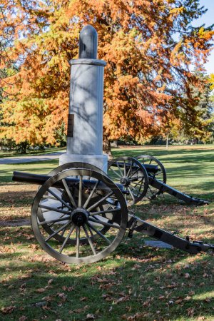Téléchargez les photos : Canons Among Fallen Leaves, Soldiers National Cemetery, Gettysburg, Pennsylvania USA, Gettysburg, Pennsylvania - en image libre de droit