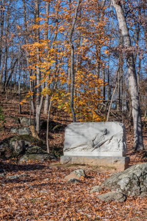 Téléchargez les photos : Monument au 1st Regiment Eastern Shore Infantry with Autumn Colors, Culps Hill, PA USA, Gettysburg, Pennsylvanie - en image libre de droit