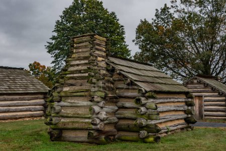 Téléchargez les photos : Cabanes de soldats restaurées un après-midi d'automne, Valley Forge, Pennsylvanie États-Unis, Valley Forge, Pennsylvanie - en image libre de droit