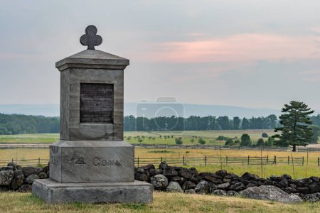 Foto de A Rainy and Smoky Sunset on the Battlefield, Gettysburg Pennsylvania USA - Imagen libre de derechos