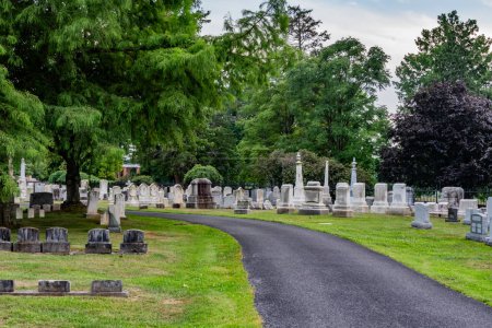 Téléchargez les photos : Le chemin à travers le cimetière Evergreen, Gettysburg Pennsylvanie États-Unis - en image libre de droit