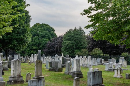 Téléchargez les photos : Une soirée d'été nuageuse au cimetière historique Evergreen, Gettysburg Pennsylvanie USA - en image libre de droit