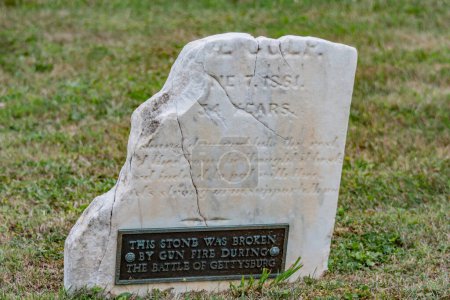 Foto de Broken Gravestone, Evergreen Cemetery, Gettysburg Pennsylvania EE.UU. - Imagen libre de derechos