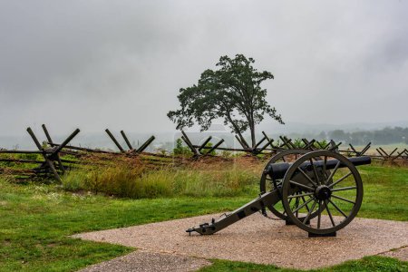 Téléchargez les photos : Parrott Gun au Mémorial de la Paix un jour d'automne pluvieux, Gettysburg PA USA - en image libre de droit