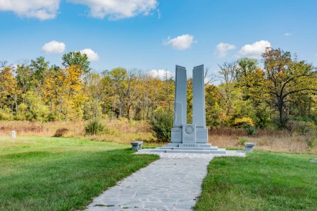 Téléchargez les photos : Le monument de l'État de l'Indiana sur un après-midi ensoleillé d'automne - en image libre de droit