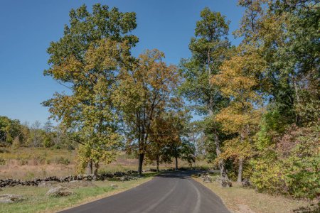 Foto de Early Autumn Walk on a Park Road, Gettysburg Pensilvania EE.UU. - Imagen libre de derechos