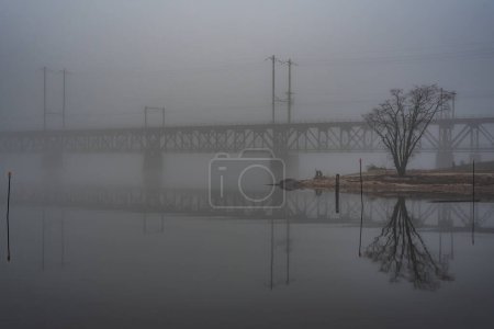 Foto de Susquehanna River Rail Bridge on a Foggy Evening, Havre de Grace Maryland EE.UU. - Imagen libre de derechos