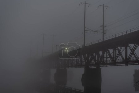 Foto de Tren que cruza el río Susquehanna en una noche de niebla, Havre de Grace MD USA - Imagen libre de derechos