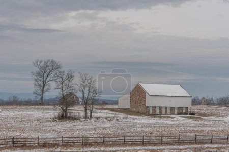 Téléchargez les photos : Grange historique en pierre sur un après-midi enneigé, Gettysburg PA USA - en image libre de droit