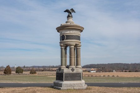 Foto de El 73º Monumento a la Infantería de Nueva York y el Trostle Frm, Gettysburg Pennsylvania USA - Imagen libre de derechos