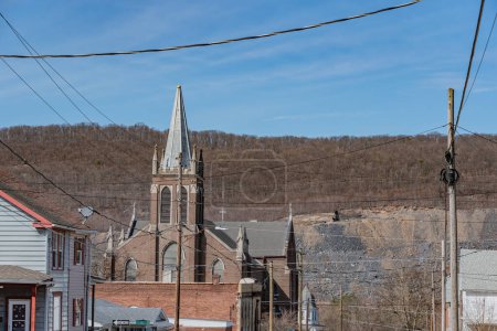 Iglesia abandonada y mina Strip, Coaldale Pennsylvania, EE.UU.