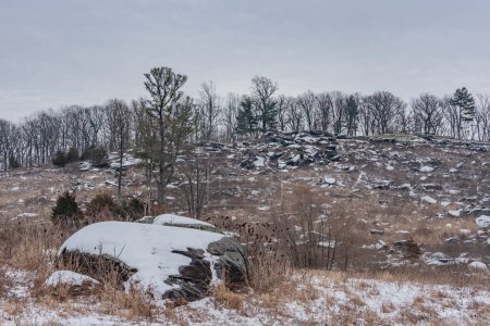 Der Blick auf den kleinen runden Gipfel aus dem Tal des Todes an einem verschneiten Tag, Gettysburg PA USA