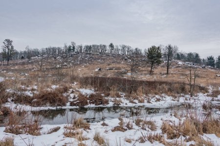 Reflections in Plum Run an einem verschneiten Januartag, Gettysburg Pennsylvania USA