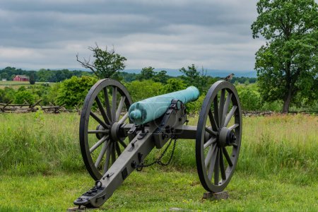 Moqueur du nord perché sur une roue de canon, Gettysburg PA USA