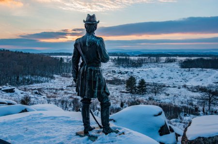 Schneebedeckter Sonnenuntergang von Little Round Top, Gettysburg Pennsylvania USA