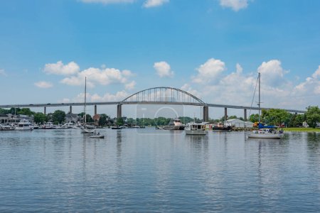 Trafic maritime près du pont de la ville de Chesapeake, MD USA