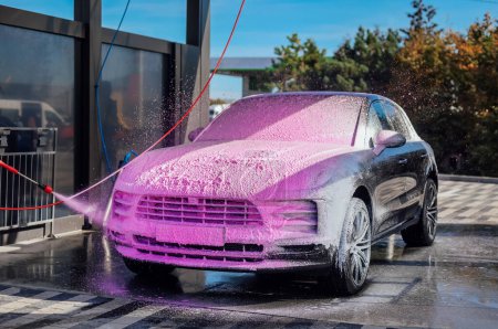 Foto de Lavado y limpieza de coches en una estación de lavado de coches de autoservicio. - Imagen libre de derechos