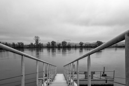 Téléchargez les photos : Une jetée pour les bateaux d'excursion sur le Danube dans le brouillard d'automne. - en image libre de droit