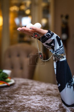 Téléchargez les photos : Une fille avec des bijoux sur le bras tient un kurt. - en image libre de droit