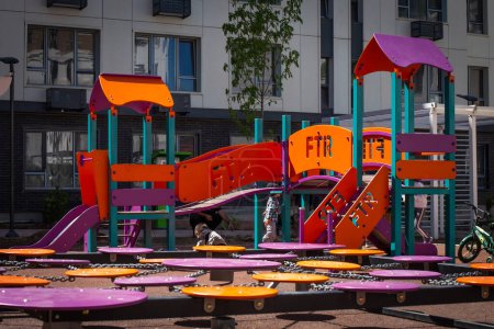 Foto de Un vibrante parque infantil con coloridos equipos para niños, creando un ambiente divertido y seguro para que las familias disfruten juntas. - Imagen libre de derechos