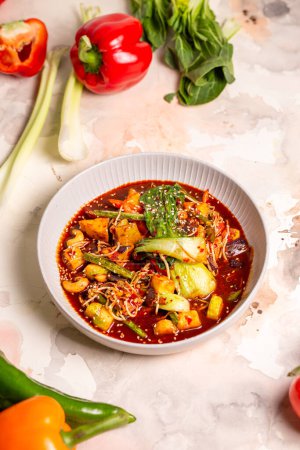 Foto de Curry rojo con verduras, tofu sobre un fondo blanco. Elaborado con leche de coco, pasta de curry rojo, adornado con semillas de sésamo. - Imagen libre de derechos