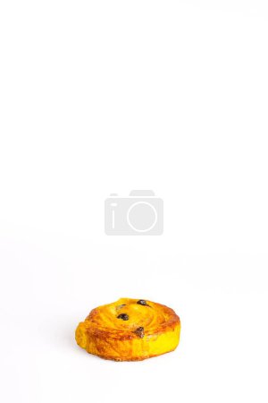 Eine köstliche einzelne frisch aus dem Ofen goldbraune Rosinen Wirbelteig isoliert auf weißem Hintergrund, perfekt für einen süßen Genuss