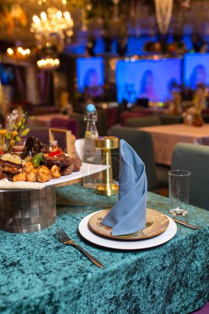 Téléchargez les photos : Découvrez les saveurs riches de la cuisine turque dans un restaurant luxueux avec un personnel attentif et une ambiance sophistiquée. - en image libre de droit