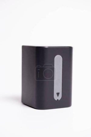 Foto de Batería de cámara rectangular negra aislada sobre fondo blanco. La batería es un tipo de iones de litio - Imagen libre de derechos